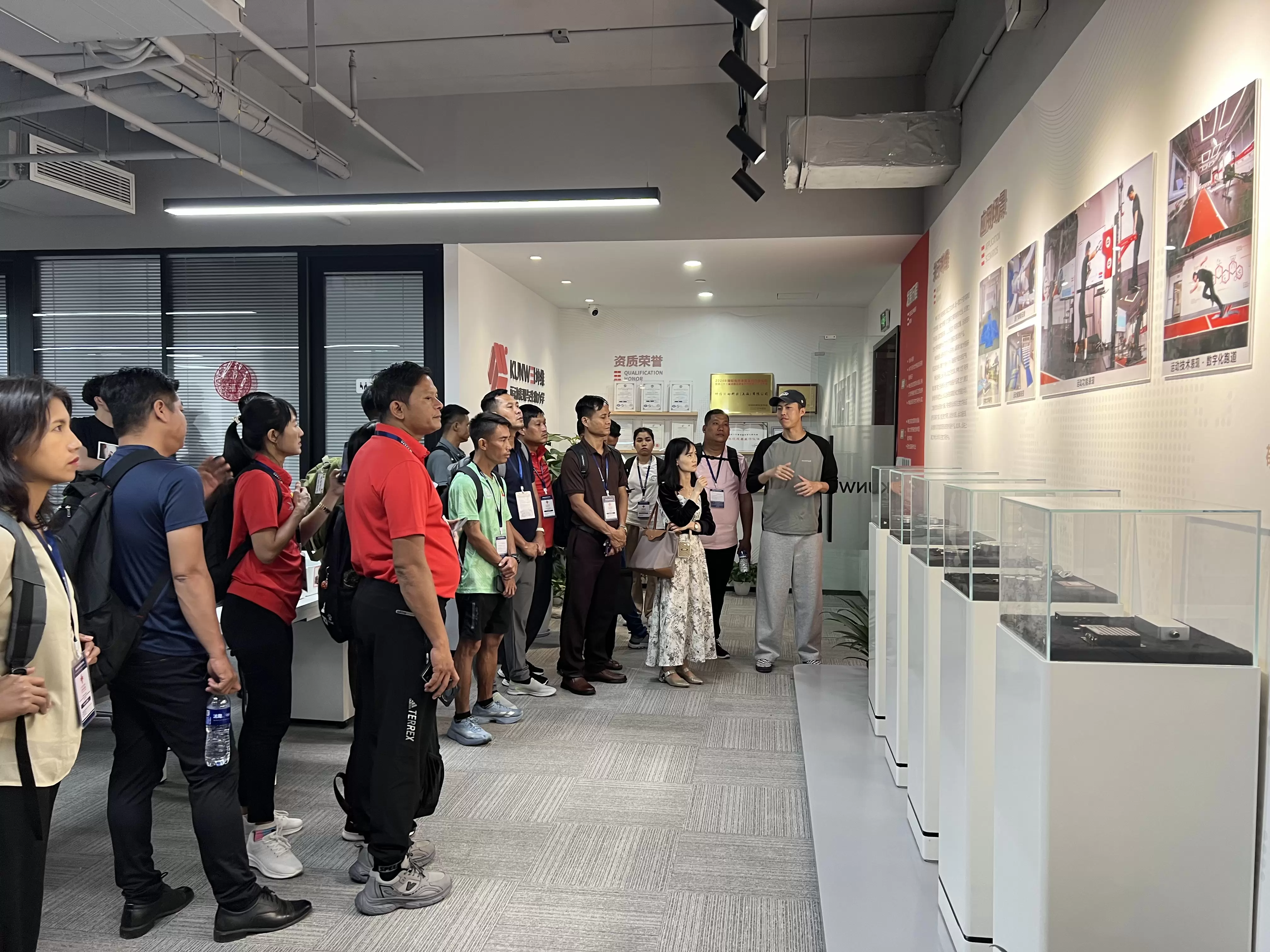深化国际体育交流｜缅甸运动员发展体育培训班到访坤维运动参观交流